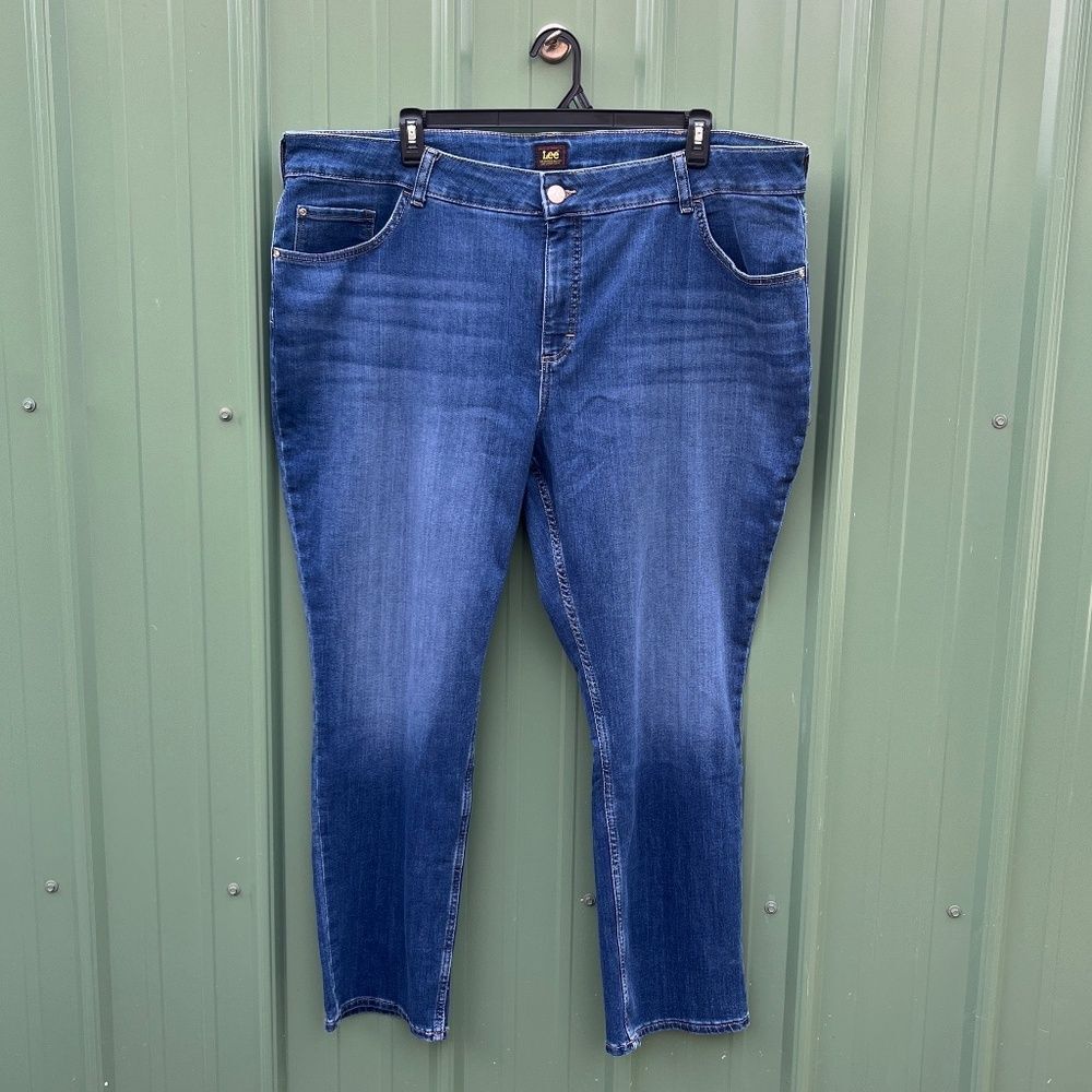 Lee Women's Plus Midrise Relaxed Fit Straight Leg Jean